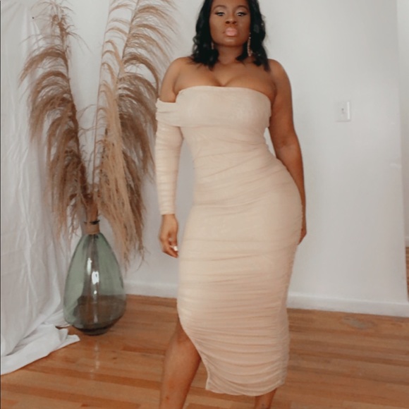 Dresses & Skirts - One Sleeve Ruched Midi Split Dress